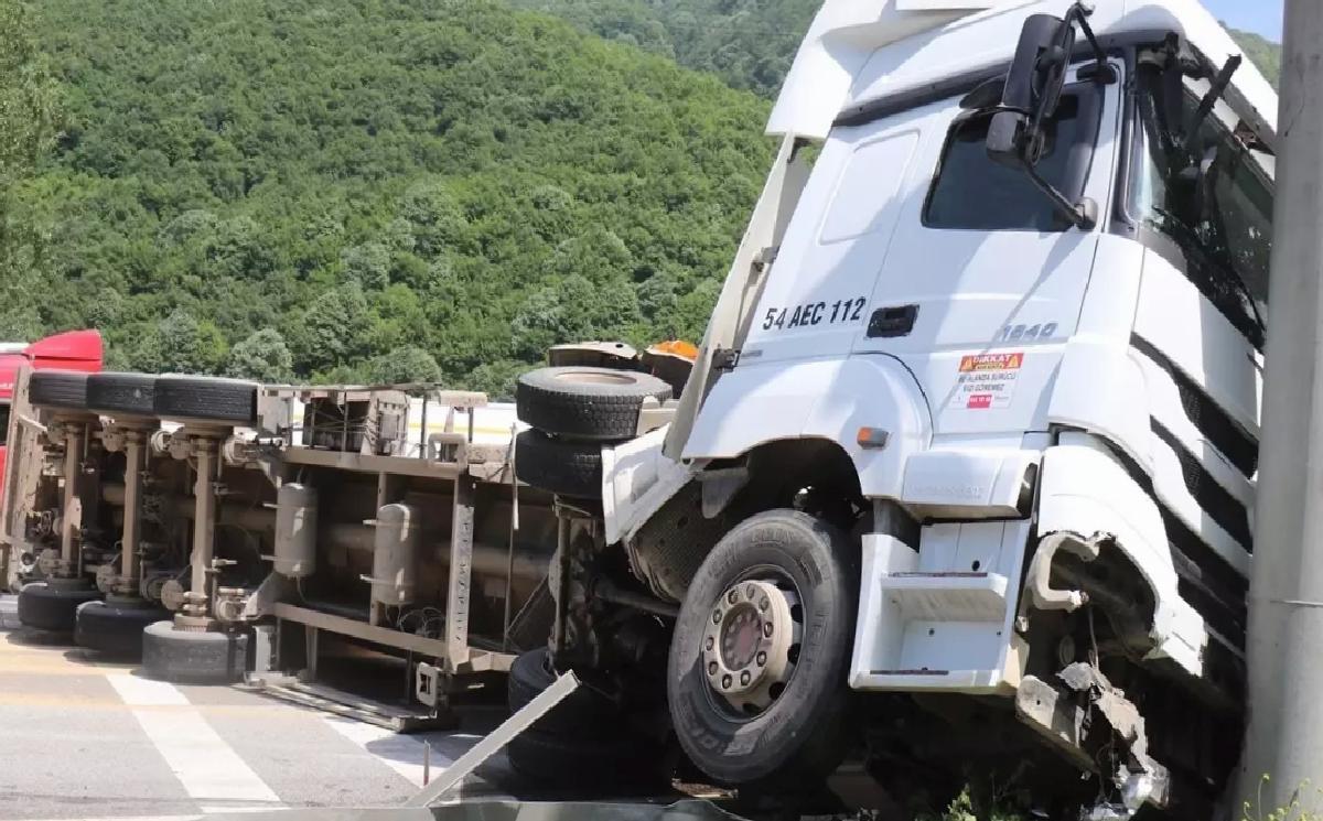 Geyve’de Tır Devrildi, Yol Kapandı