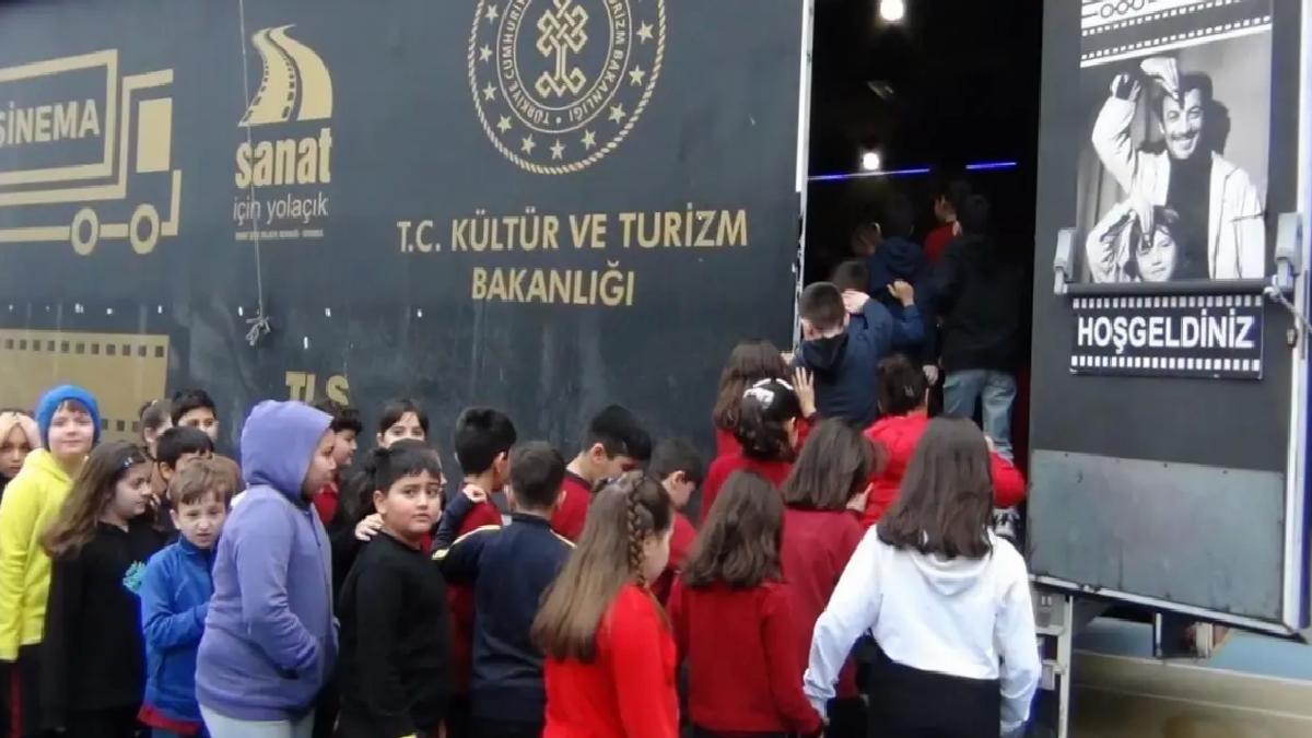 Gezen Sinema Tırı: 358 İlçeye Ulaşarak 1 Milyon Seyirciye Sinevizyon Keyfi