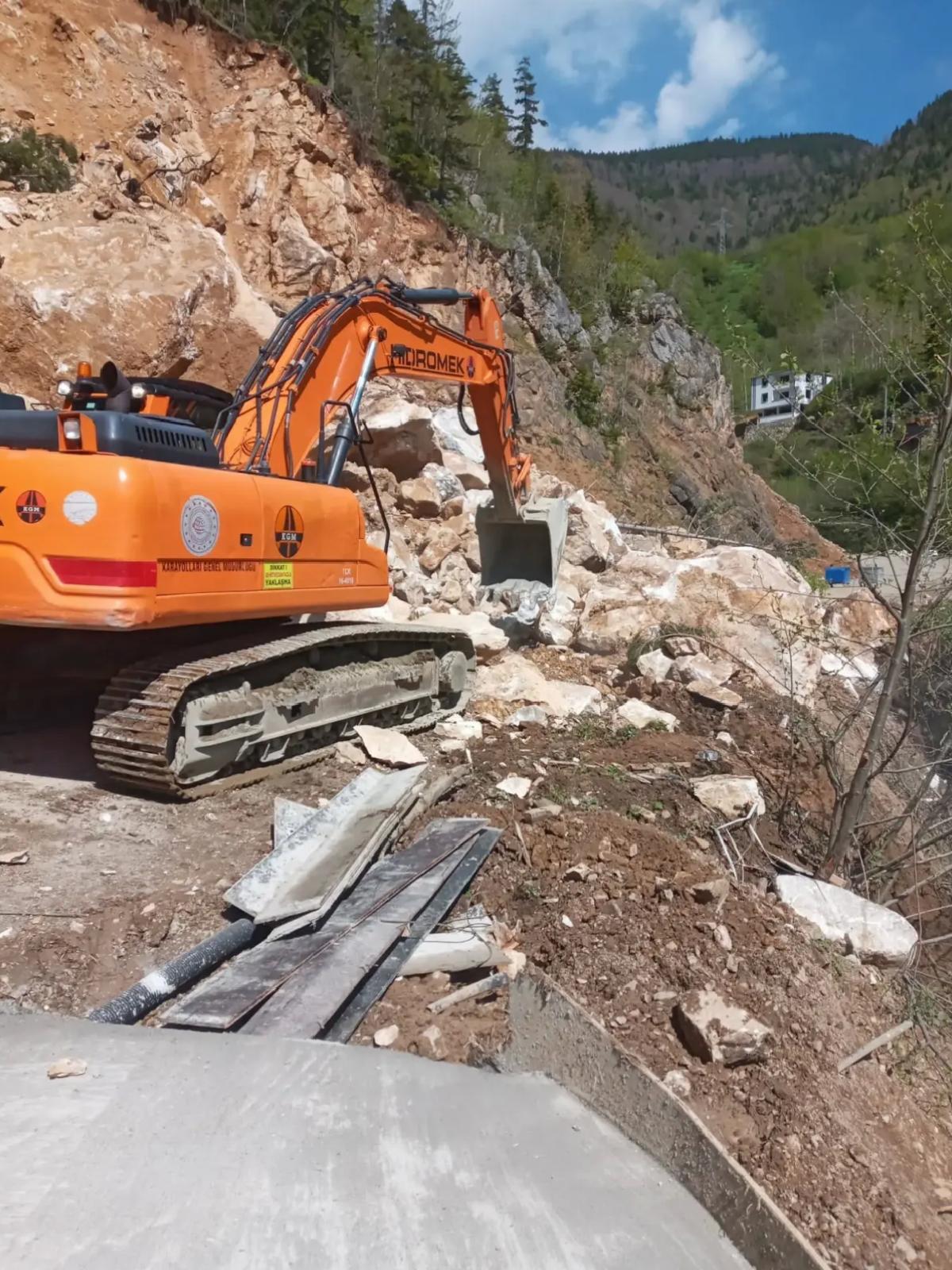 Giresun’da Heyelan: Yol Ulaşıma Kapandı