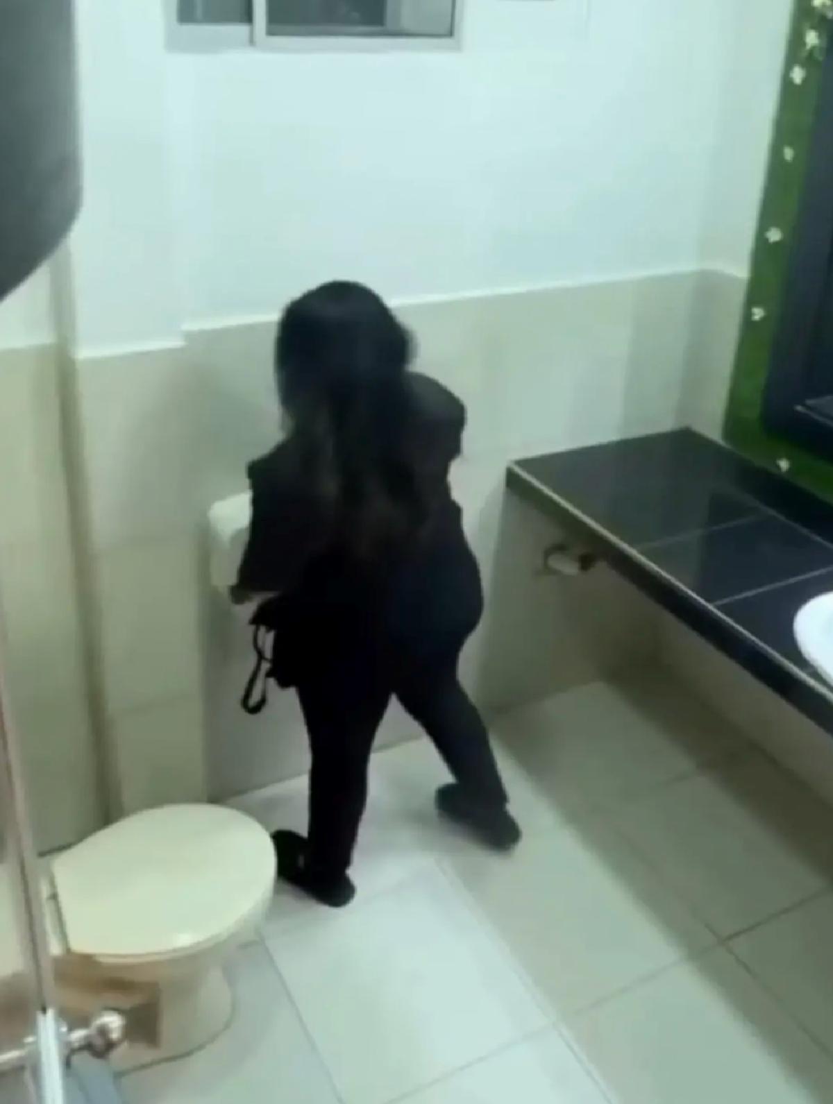 Gittiği restorandan tuvalet kağıdı çaldı! Herkes aynı soruyu soruyor