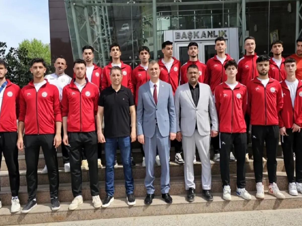 Gölcük Belediyespor Genç Erkek Voleybol Takımı Türkiye Şampiyonası için Bilecik’e Gitti