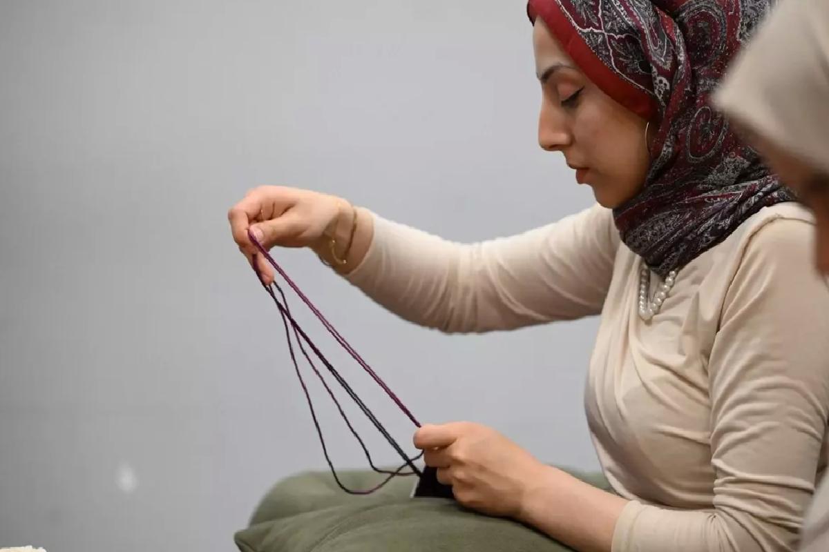 Gönüllü gençler şehit anneleri için çanta yaptı