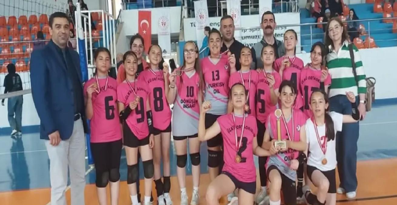 Gümüşhacıköy’de Ortaokullar arası voleybol turnuvası sona erdi