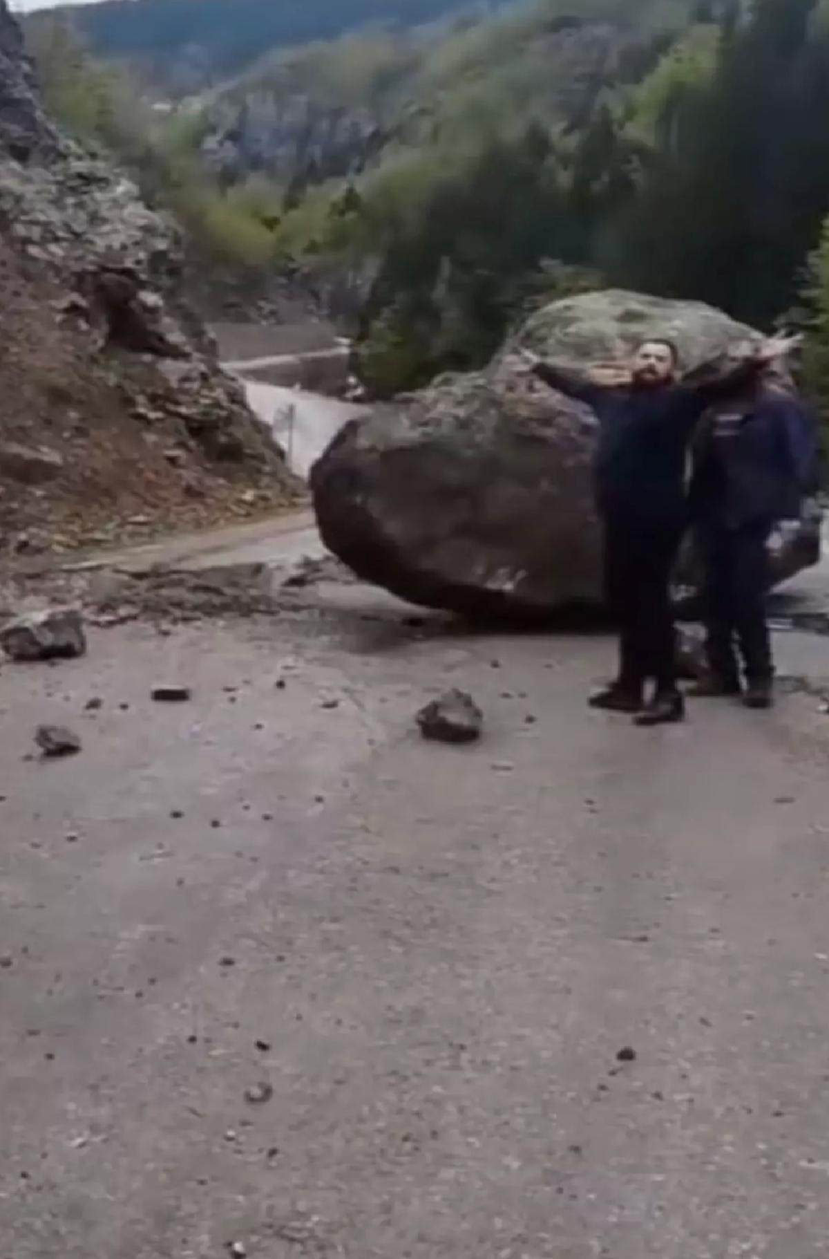 Gümüşhane’de Heyelan: Dev Kaya Yolu Kapatıp Arkadaş Grubunu Tehlikeye Sürükledi