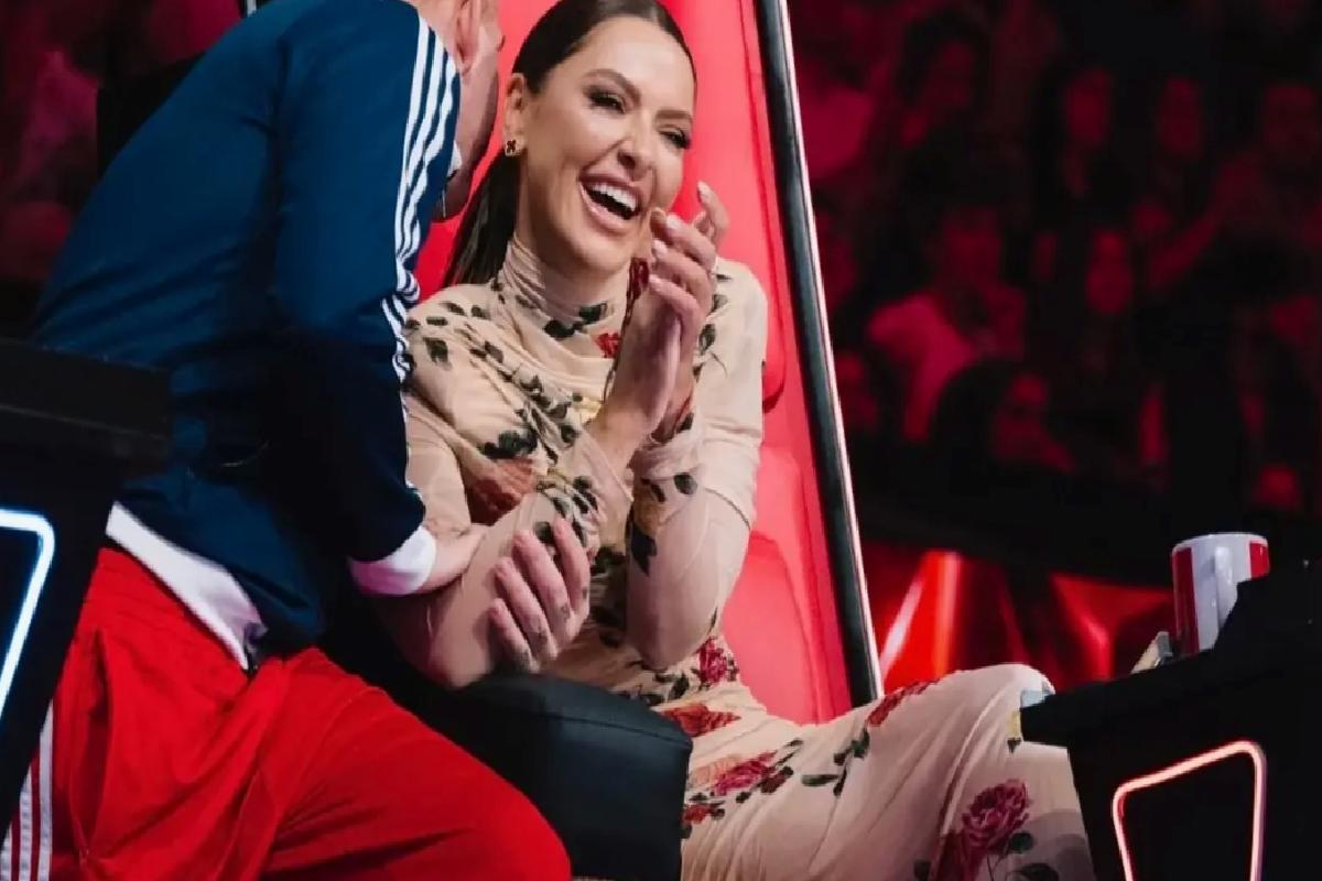 Hadise’nin tercihi desenli mini elbise oldu