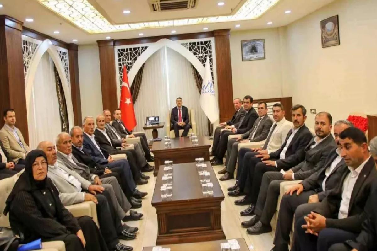Hakkari Valisi Ali Çelik, Şemdinli Muhtarlarıyla Toplantı Düzenledi