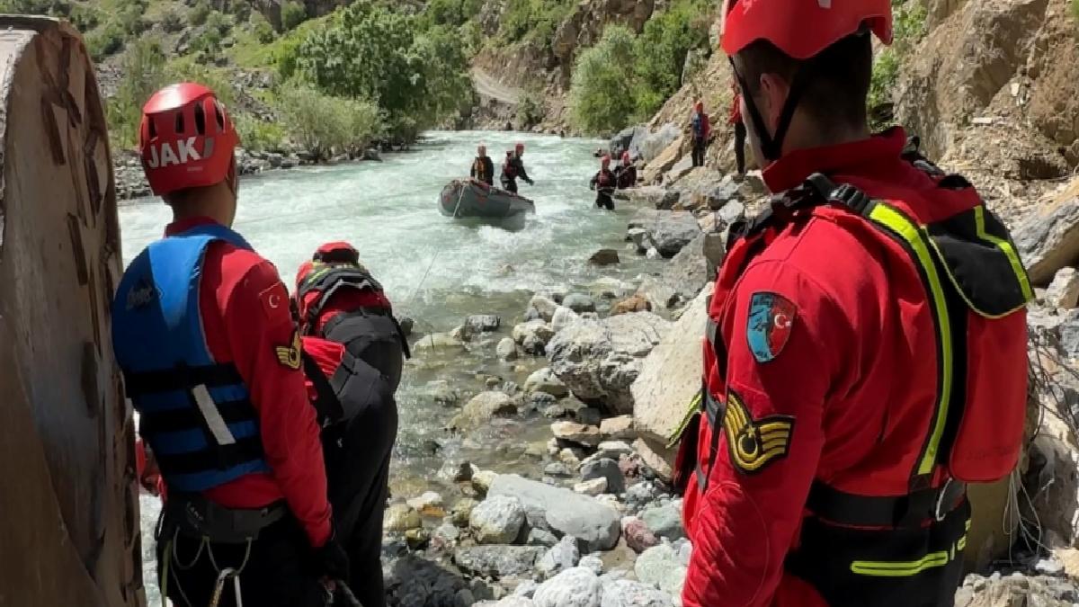 Hakkari’de dereye düşen genci arama çalışmaları 9 gündür sürüyor