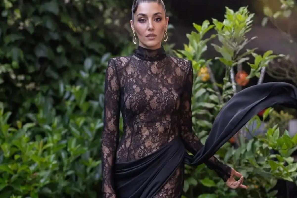 Hande Erçel derin yırtmaçlı cesur elbisesiyle geceye damga vurdu
