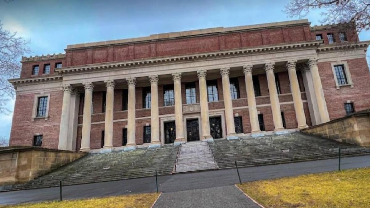 Harvard Rektörü Garber: Vergi muafiyetinin kaldırılması ‘yasa dışı’ olur