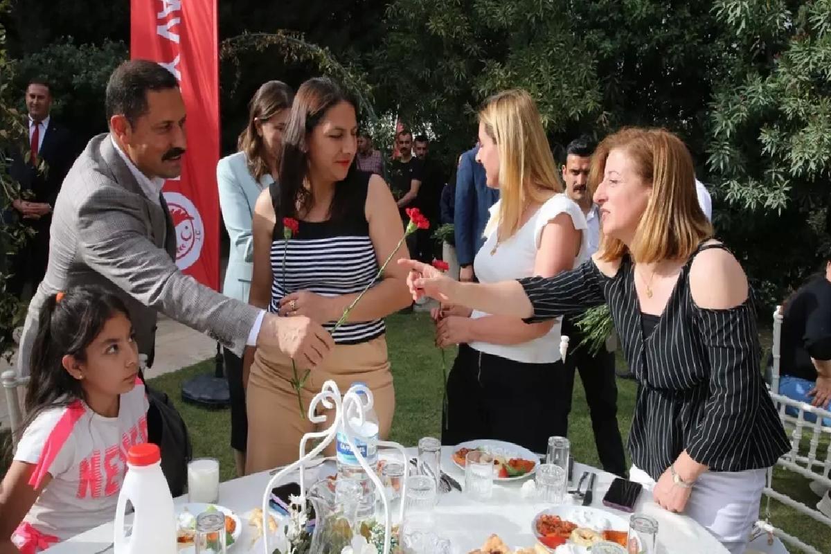 Hatay Valisi Masatlı, depremzede annelerle bir araya geldi