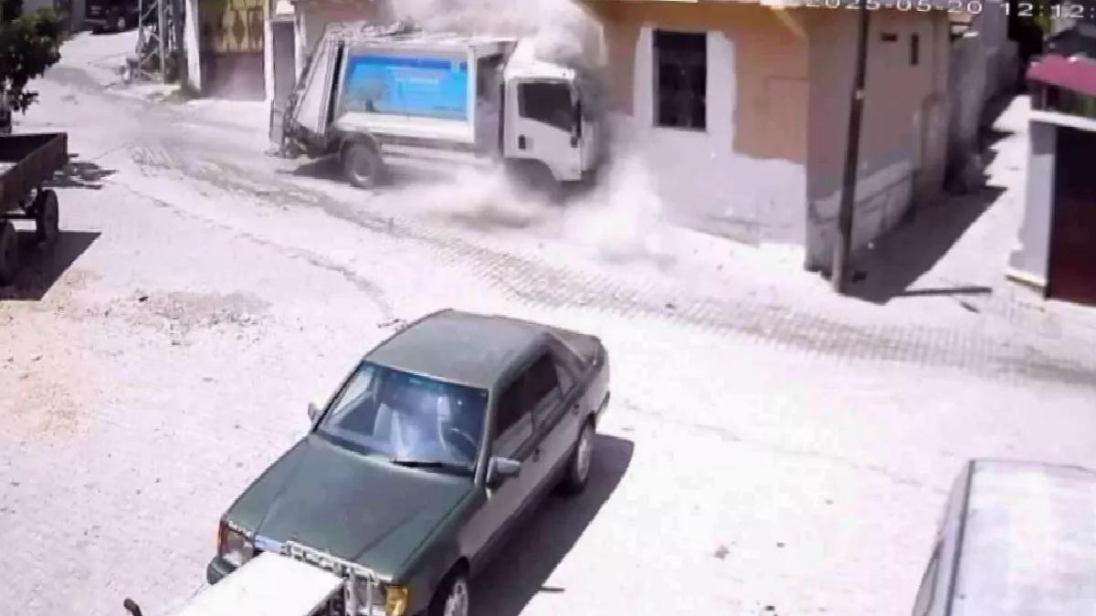 Hatay’da Çöp Kamyonu Metruk Eve Çarparak Yıkıma Sebep Oldu