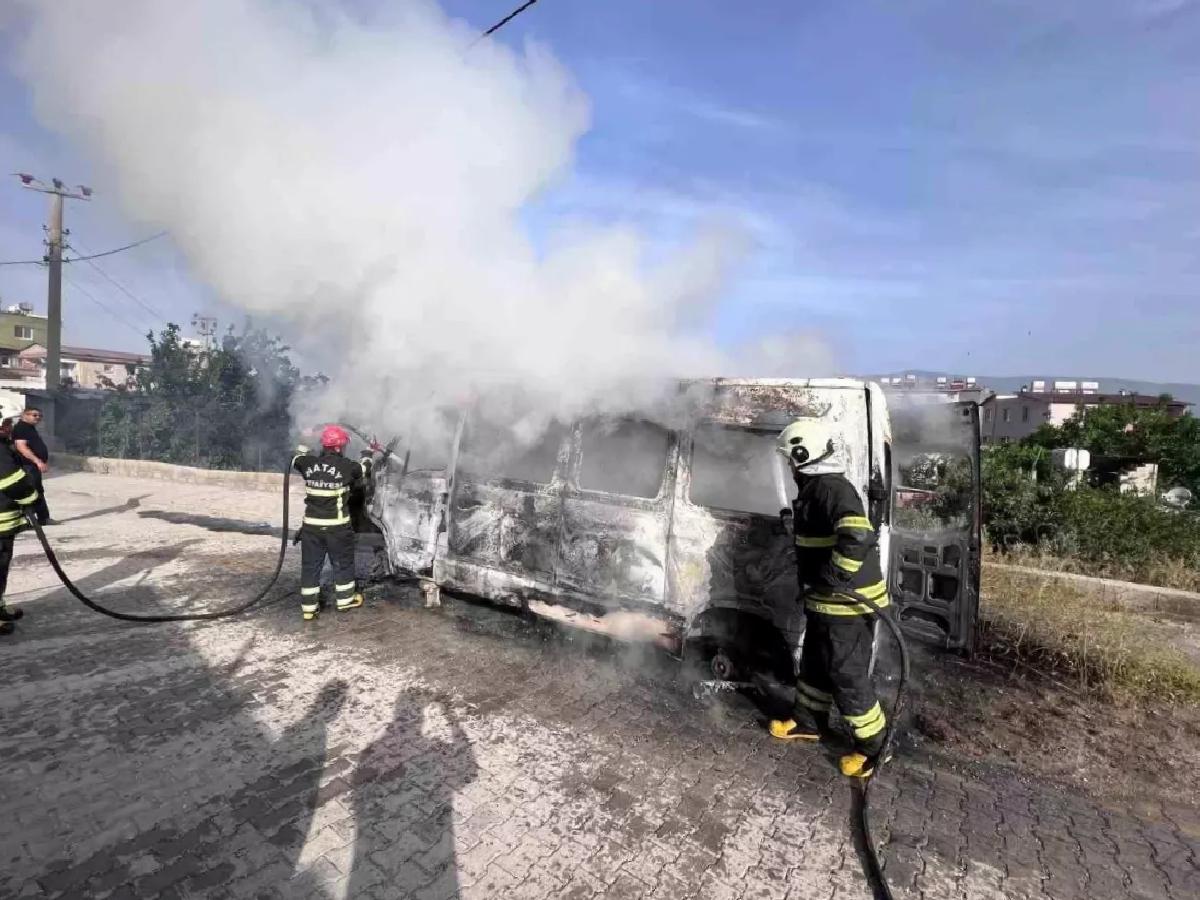 Hatay’da Hurda Minibüs Yandı