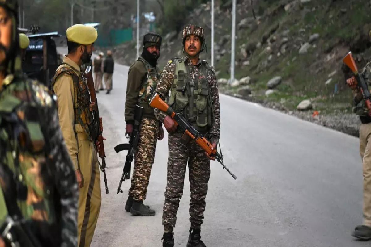 Hindistan’ı sorumlu tuttular! Pakistan’da askeri araca bombalı saldırı: 7 ölü