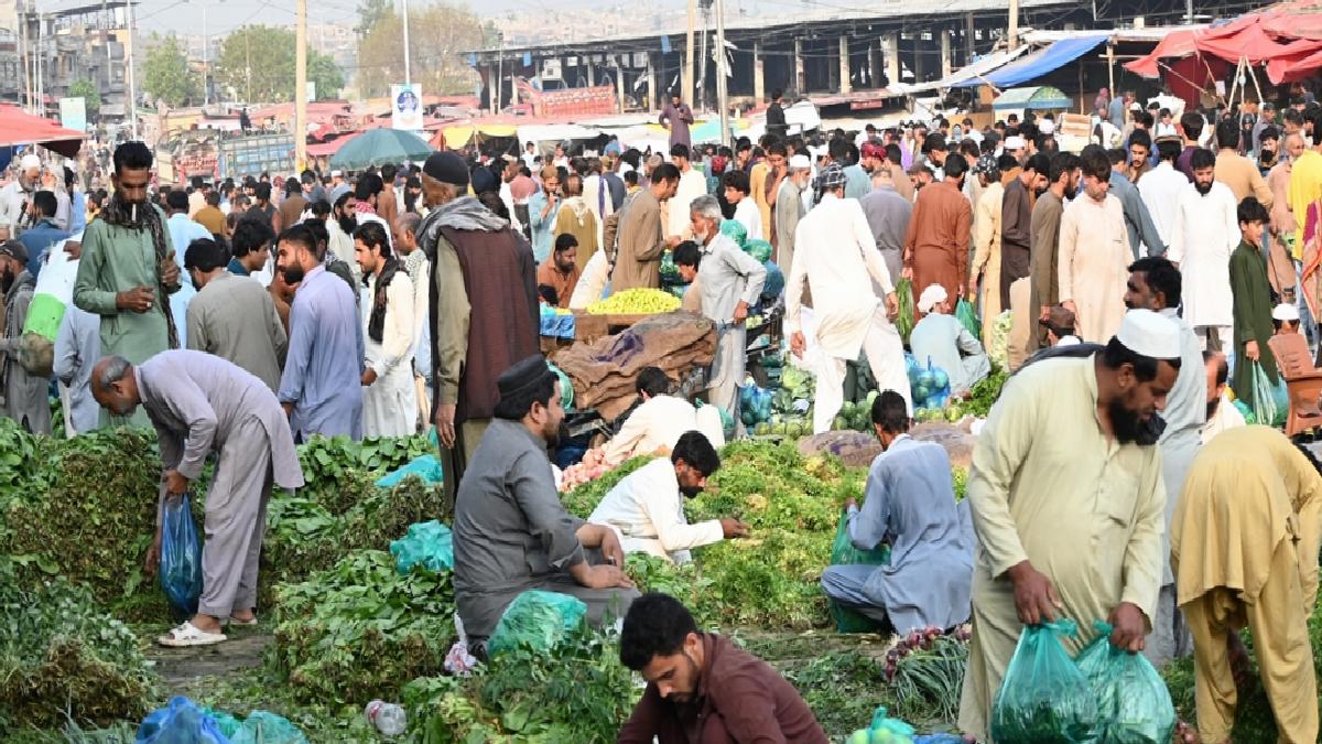 Hindistan’ın saldırısı sonrası Pakistan’da halk temel ihtiyaç malzemeleri stokluyor