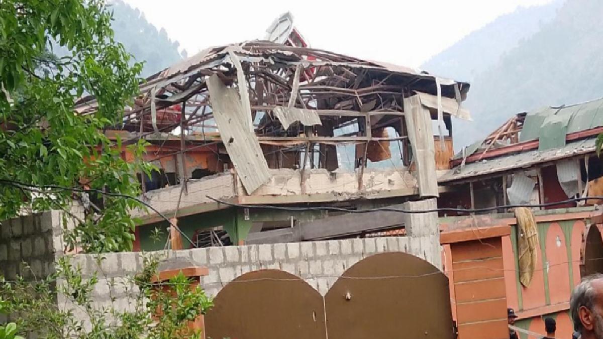 Hindistan’ın saldırısında Pakistan’daki cami yıkıma uğradı