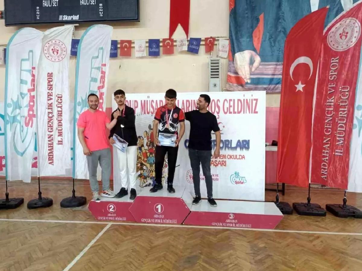 Horasanlı Öğrenciler Bilek Güreşi’nde Başarı Elde Etti