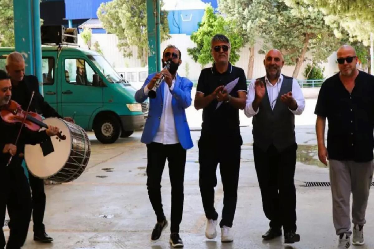 Hukuk mücadelesini kazandılar, kararı davul zurnayla teslim ettiler