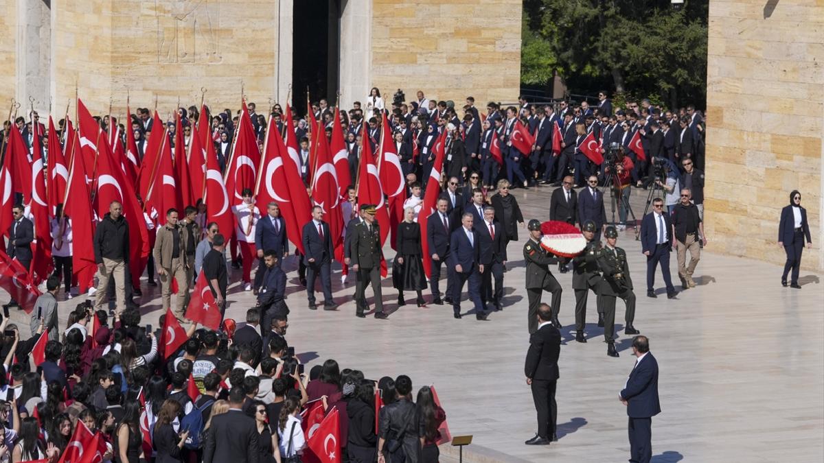 İlk adımın ışığında 106’ncı yıl: 81 ilden gelen gençler Anıtkabir’e koşuyor
