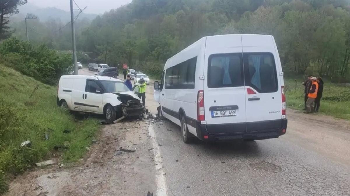 İnegöl’de Minibüs ve Ticari Araç Çarpıştı: 13 Yaralı