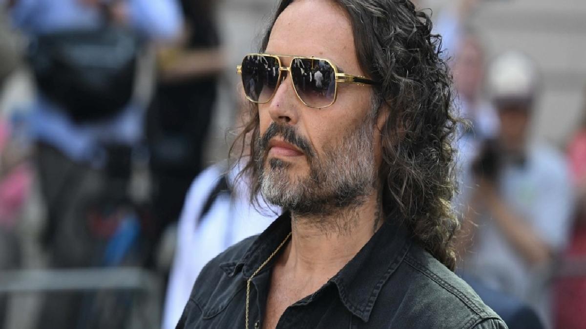 İngiliz oyuncu Russell Brand cinsel saldırı suçlamasıyla hakim karşısında