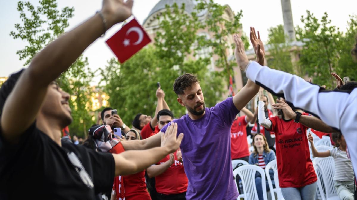 İran futbol takımı Traktör taraftarları, şampiyonluğu İstanbul’da kutladı