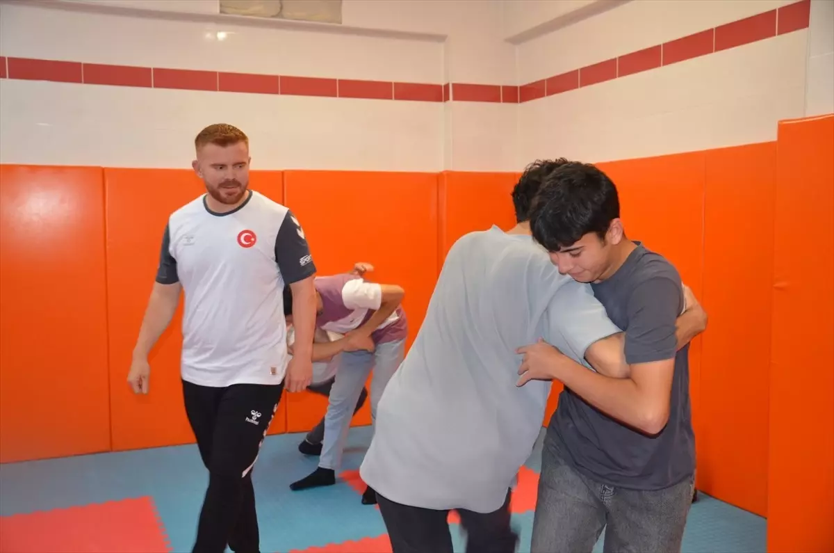 İşitme Engelli Öğrencilere İlham Veren Judocu Öğretmen