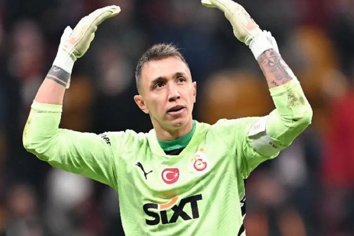 İsmi Galatasaray’la anılan kaleciden sürpriz hareket! Muslera’yı takip etti