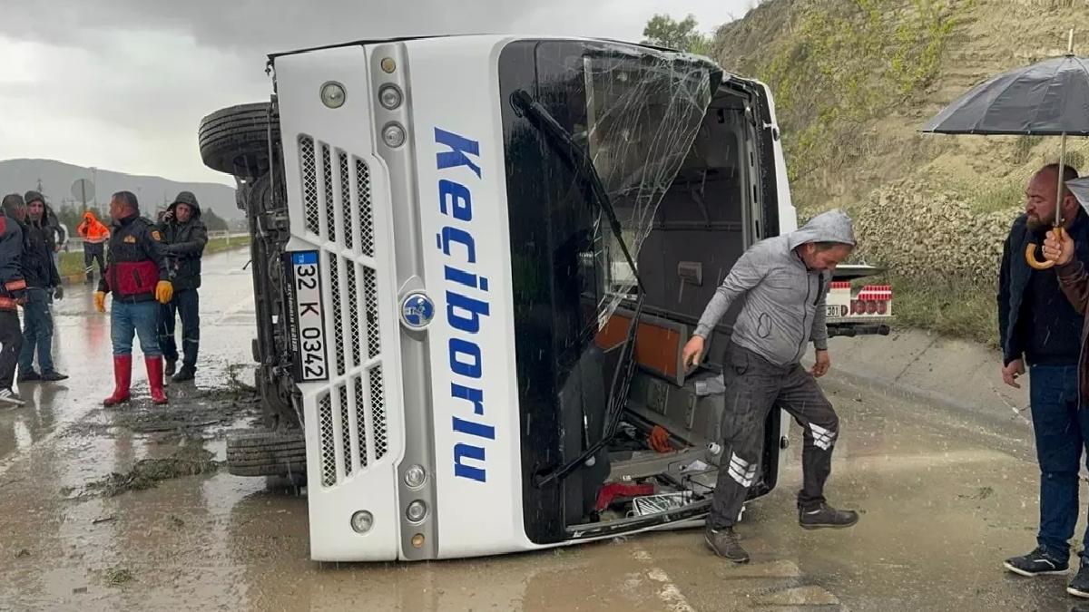 Isparta’da Midibüs Devrildi: 15 Yaralı