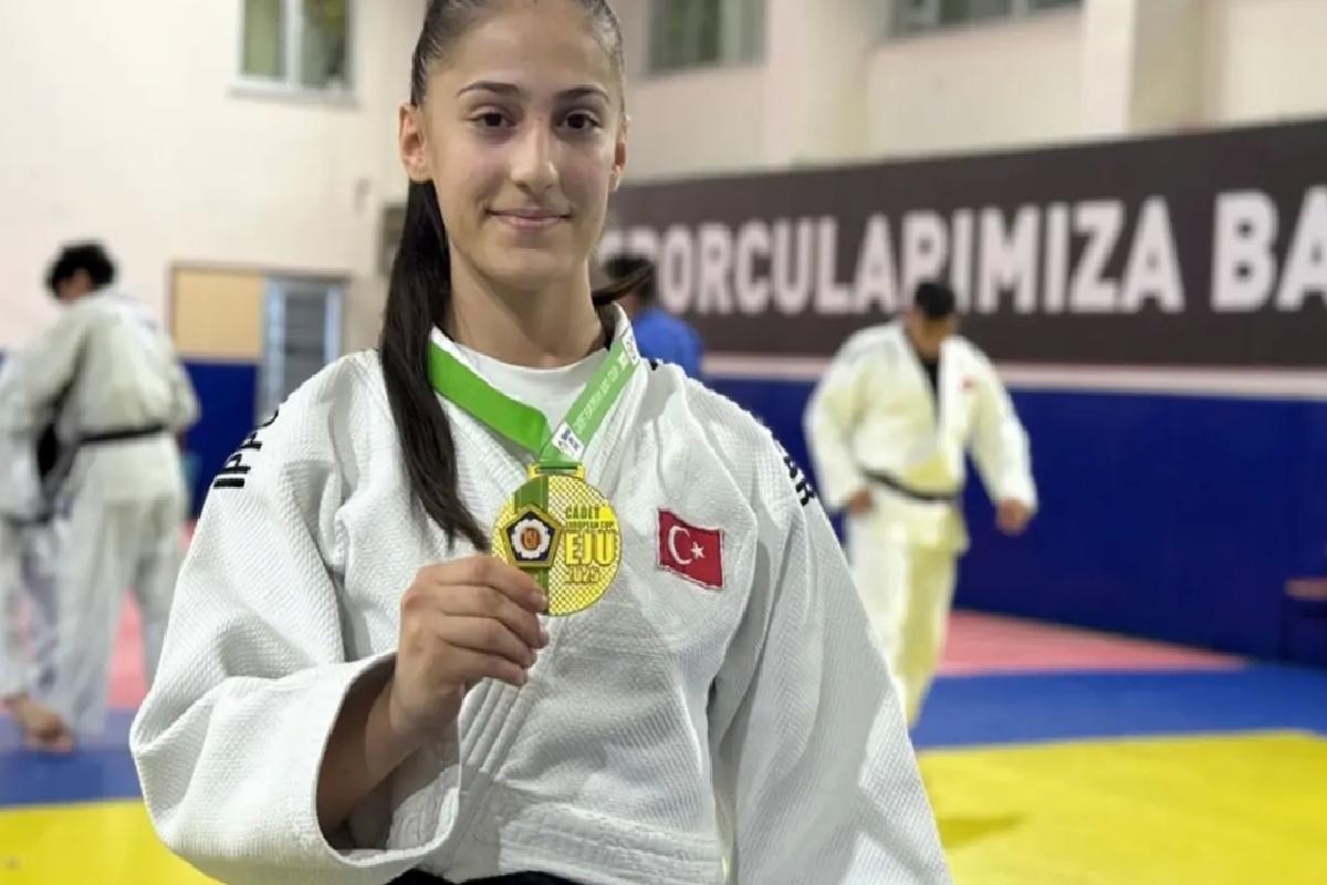 İsrailli rakibini yenen Fatma Zehra, madalyasını Filistin’e adadı