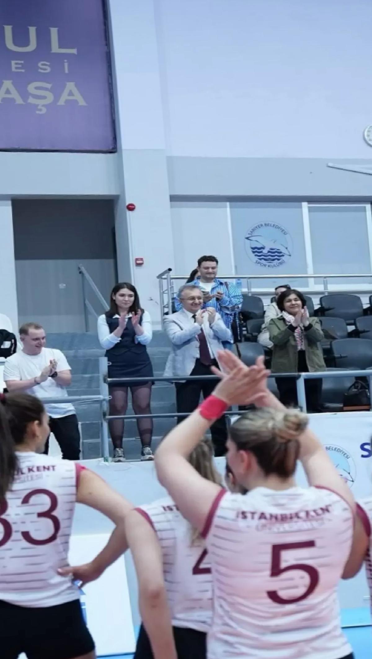 İstanbul Kent Üniversitesi Voleybol Takımı Şampiyon