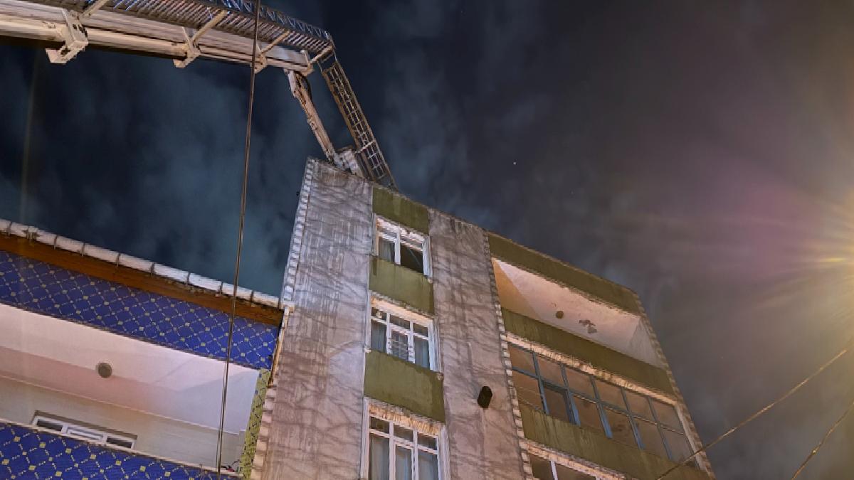 İstanbul’da 7 katlı binanın çatısında yangın paniği