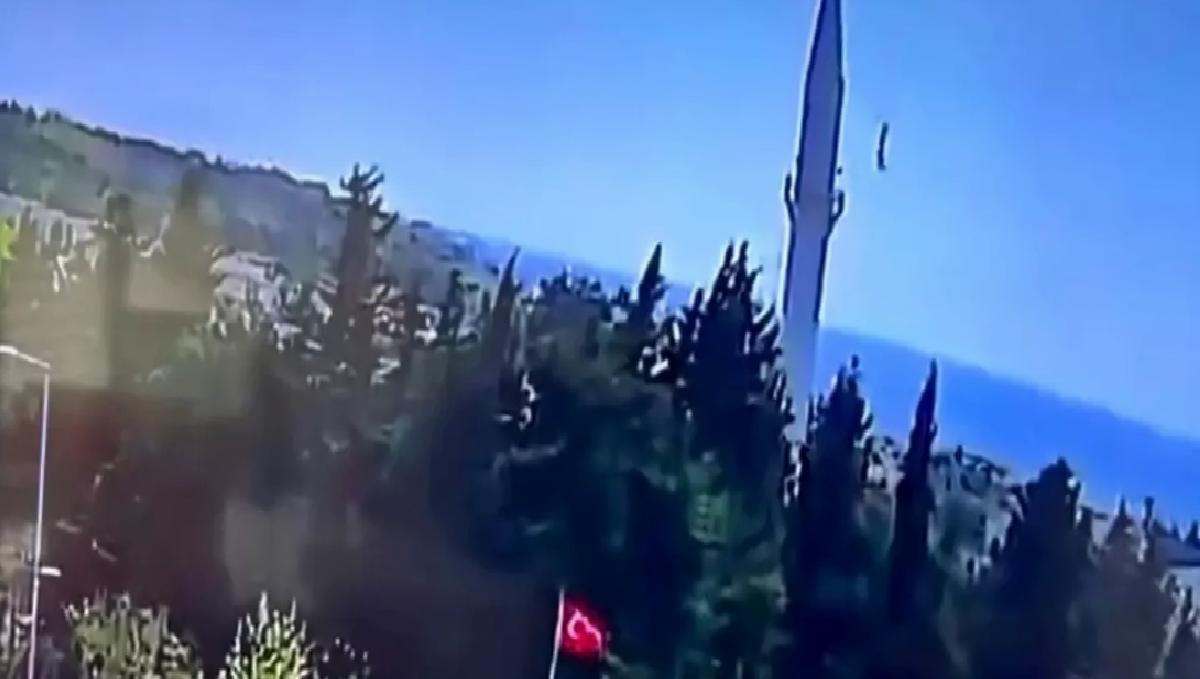 İstanbul’da Deprem Cami Minaresini Vurdu
