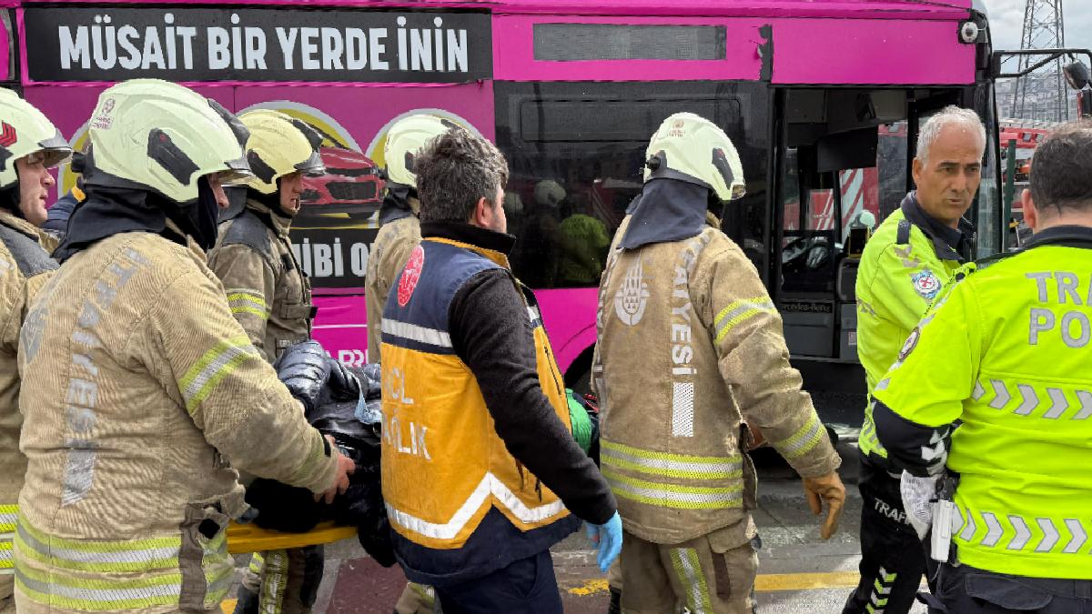 İstanbul’da duraktaki metrobüse başka bir metrobüs çarptı
