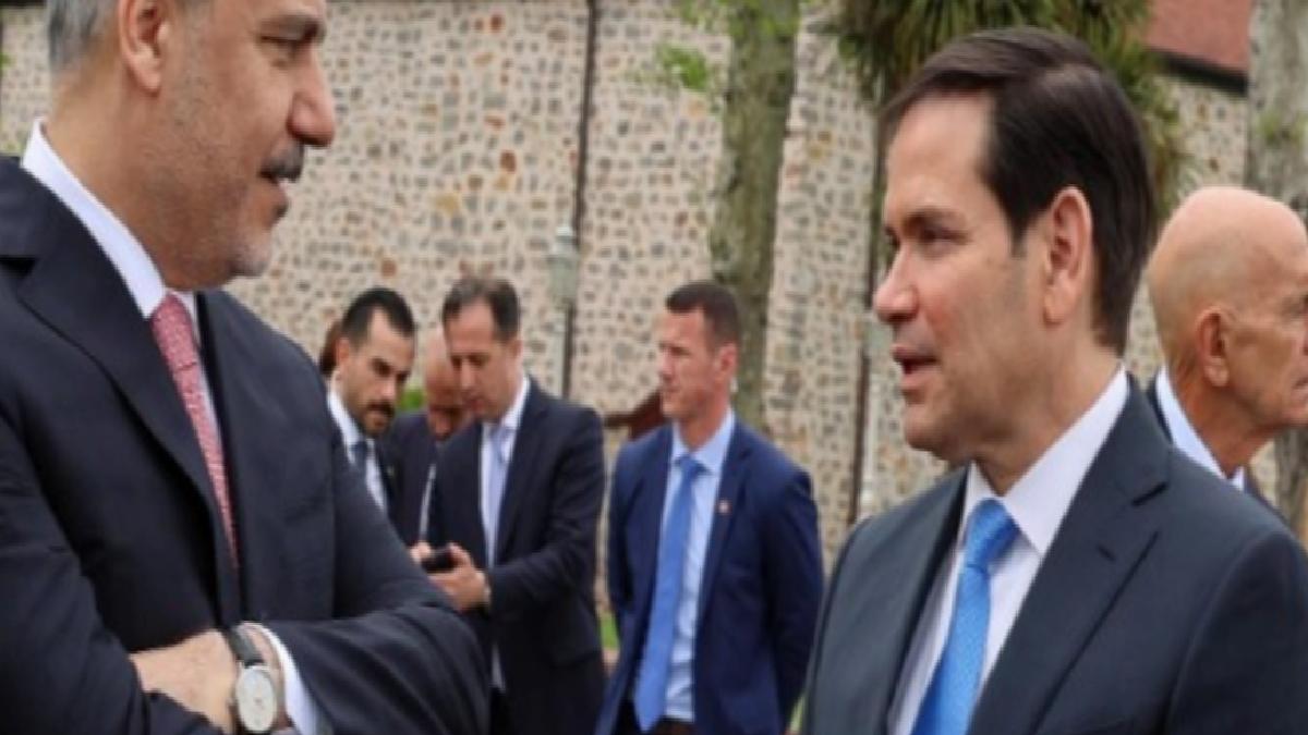 İstanbul’daki barış toplantısından dikkat çeken kare