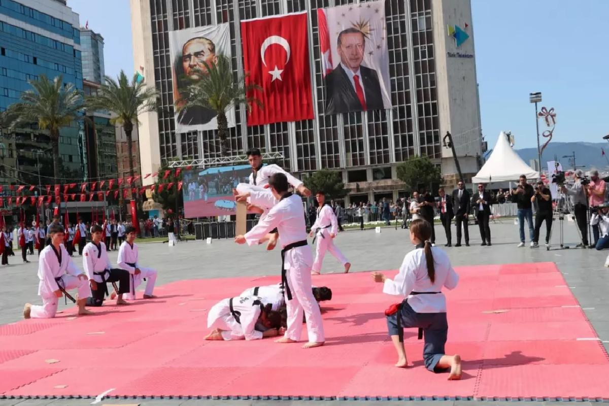 İzmir’de 19 Mayıs Coşkusu