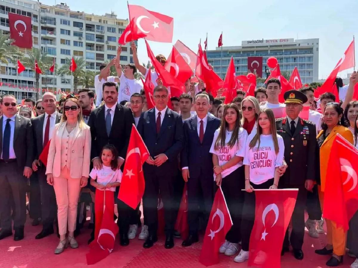 İzmir’de 19 Mayıs coşkuyla kutlandı