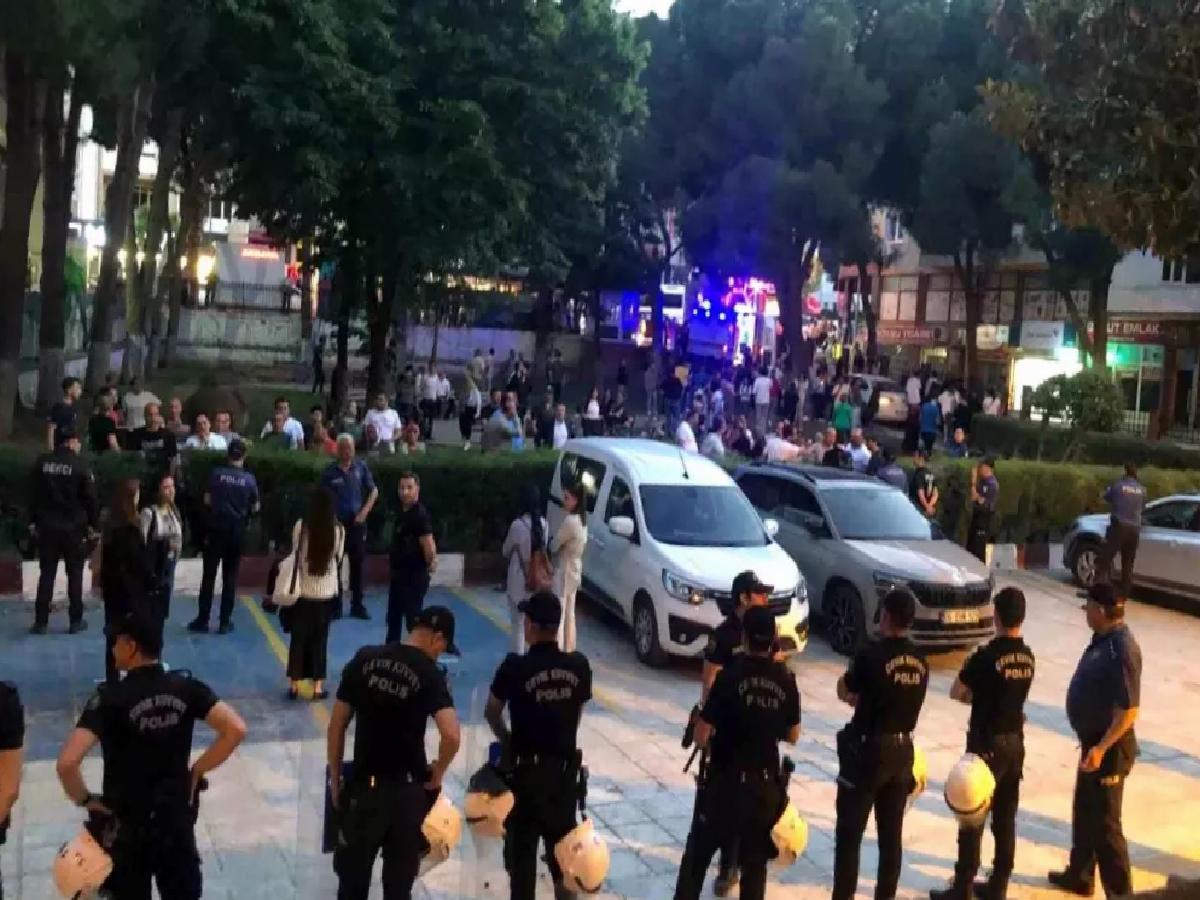 İzmir’de Cumhurbaşkanı’na hakaret içerikli duvar yazısı yazan 4 şüpheli tutuklandı