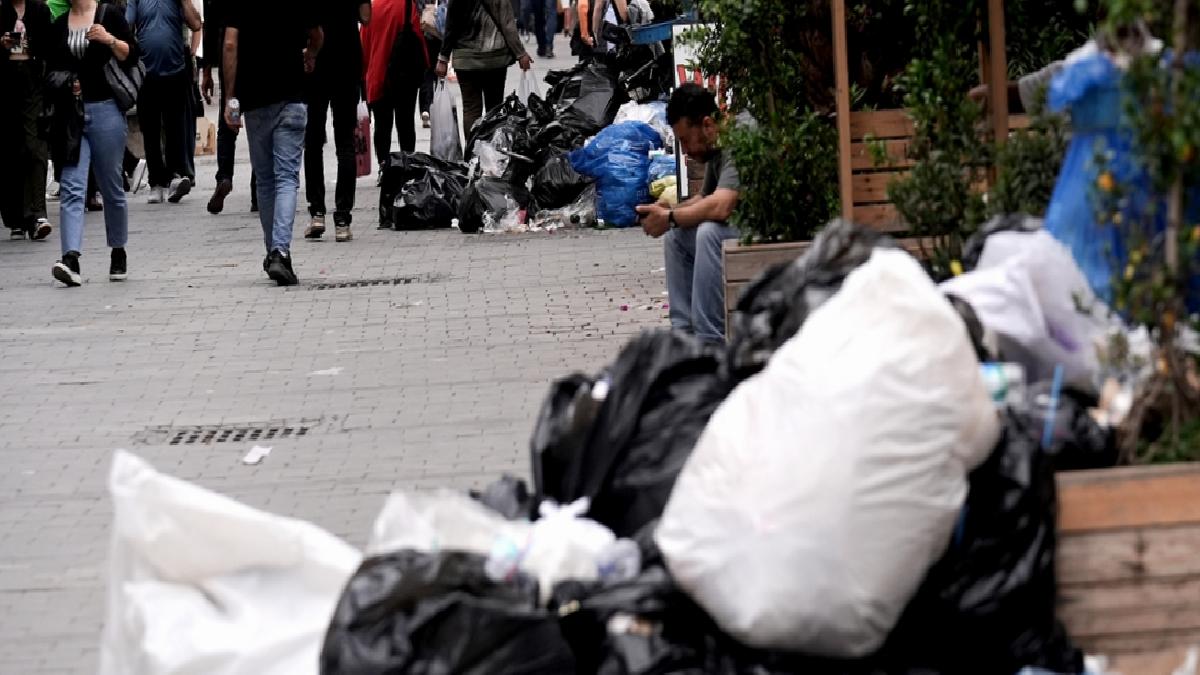 İzmir’de sokaklarda çöp dağları oluştu