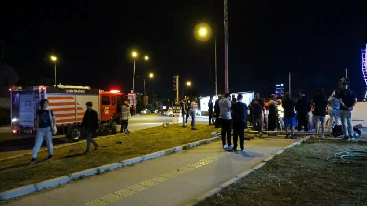 İzmir’de Takla Atan Araç Trafik Lambasına Çarptı