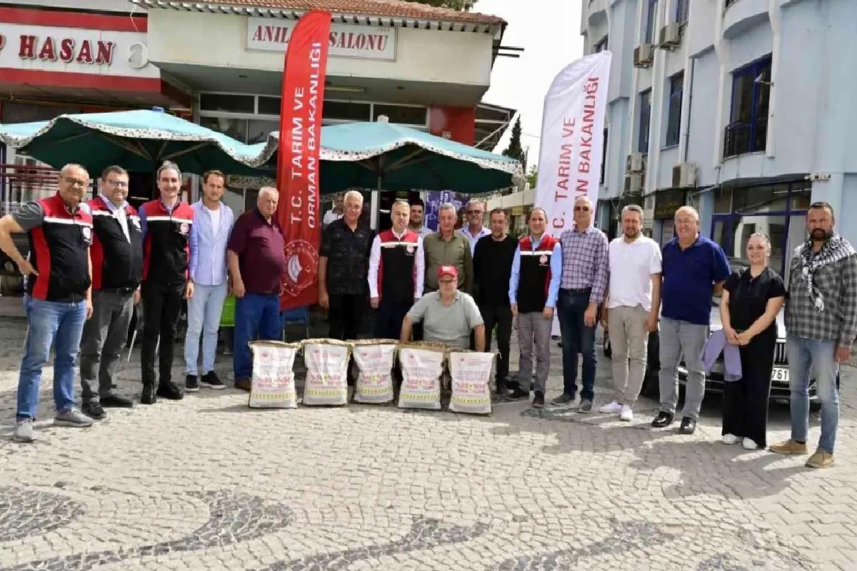 İzmir’de Yerli Ayçiçeği Tohumları Dağıtıldı