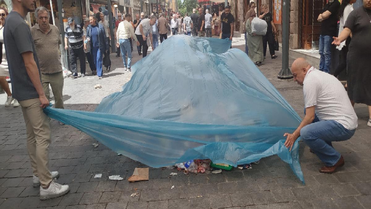 İzmir’in göbeğinde çöpten utanç manzarası: Esnaf çözümü üzerini kapatmakta buldu