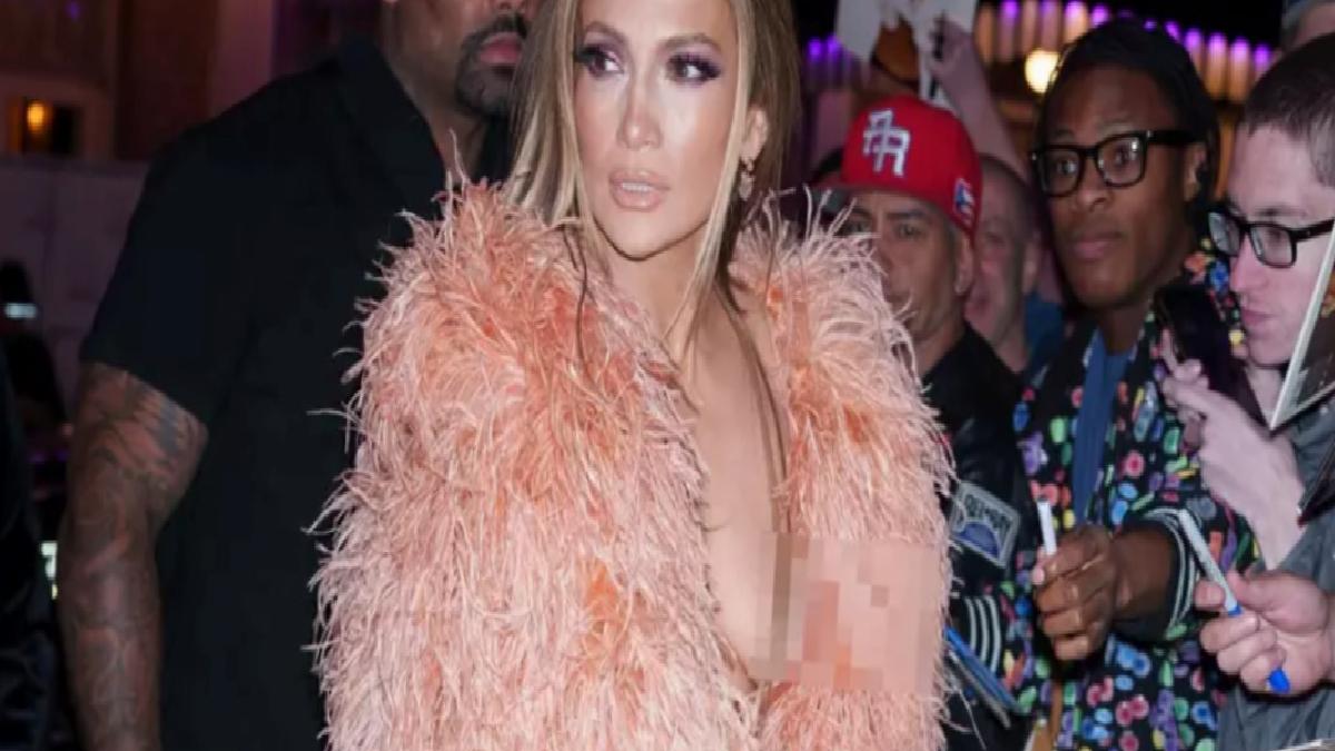 Jennifer Lopez frikik verdi! Tüylü montu kayınca