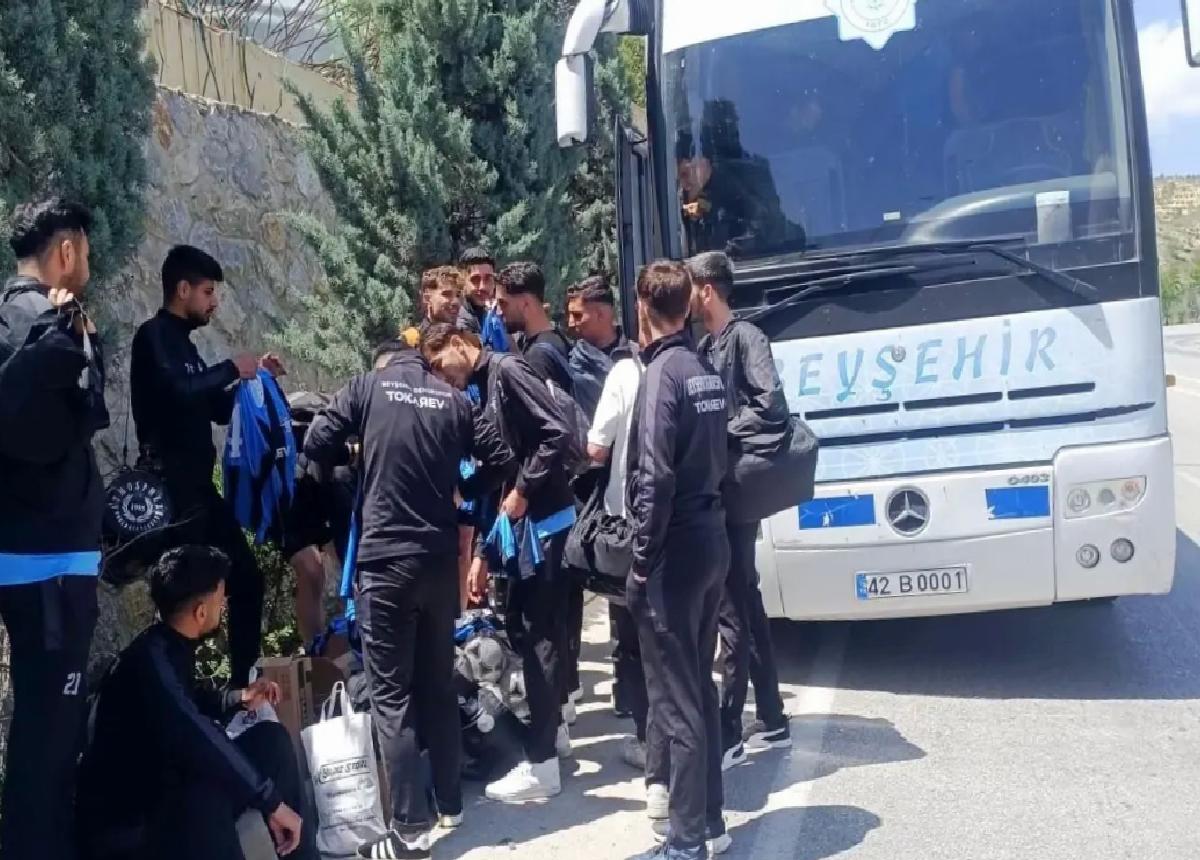 Kafileyi taşıyan otobüsün lastiği patladı, futbolcular taksiyle maça yetiştirildi