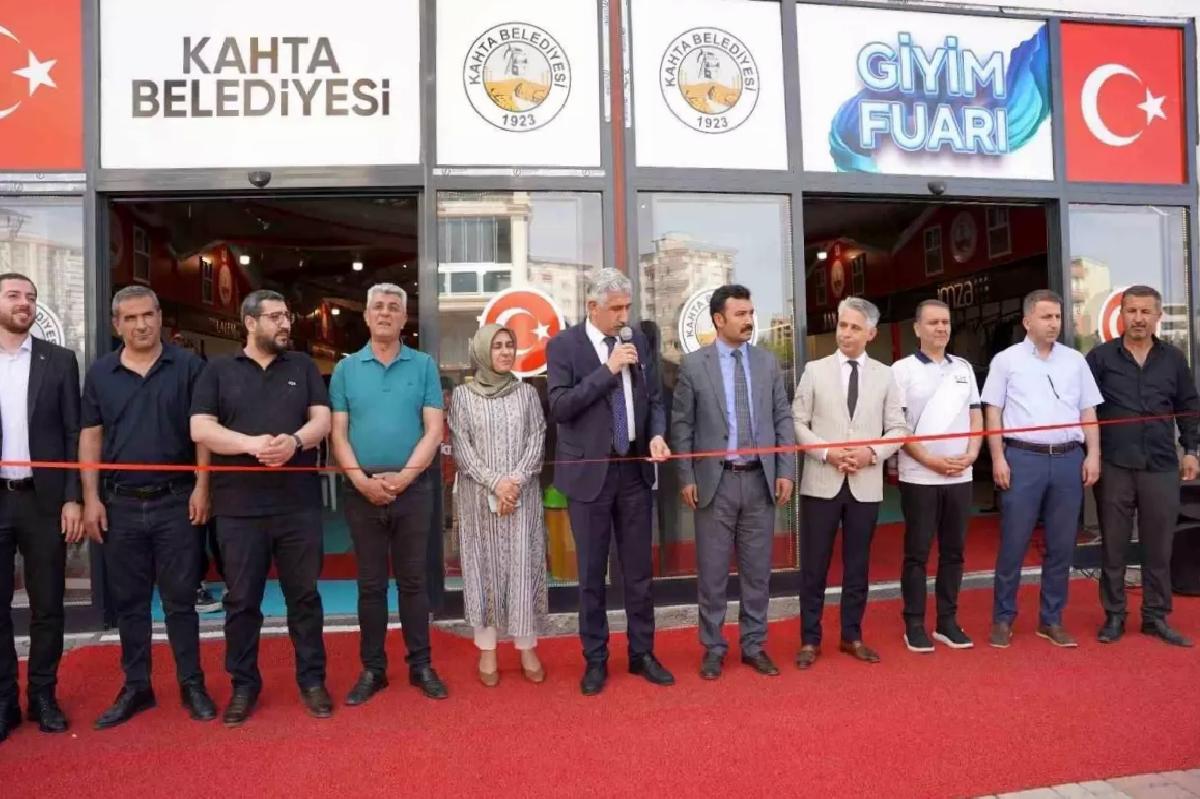 Kahta’da Ramazan Çarşısı’nda Giyim Fuarı Açıldı