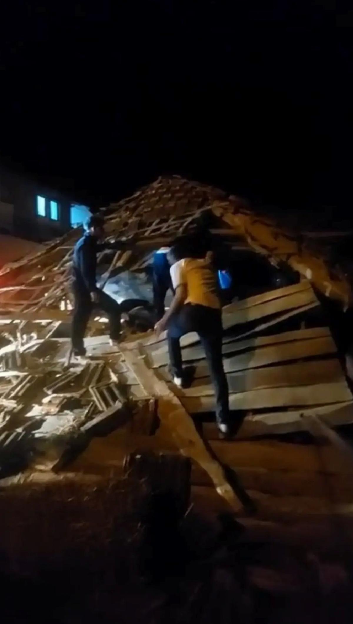 Kandıra’da otomobil samanlığa girdi, sürücü yaralandı