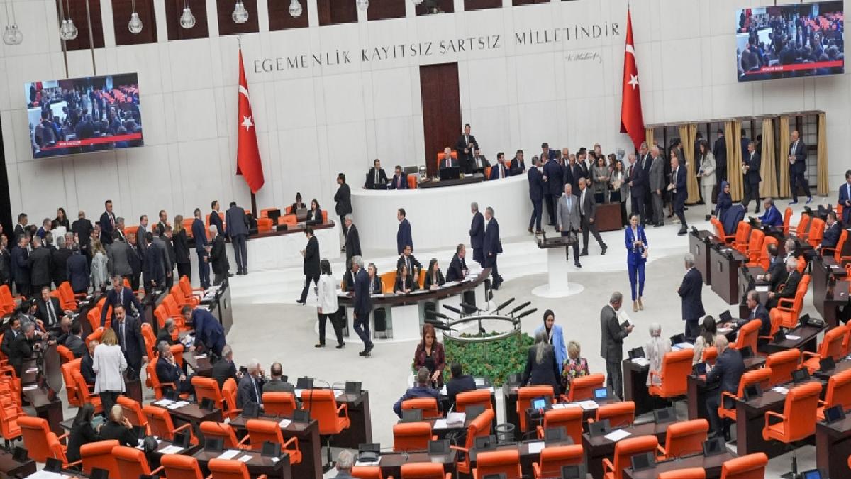 Kanun teklifi TBMM’de kabul edildi: Memurluğa 35 yaş sınırı getirildi