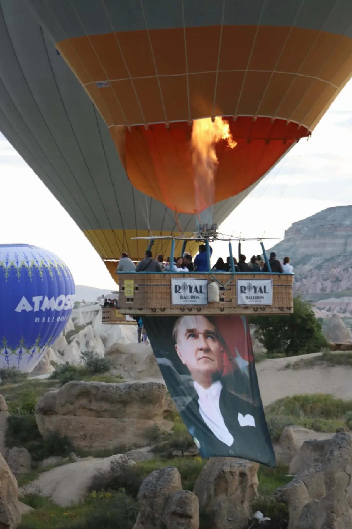 Kapadokya’da Sıcak Hava Balonları Türk Bayraklarıyla Havalandı