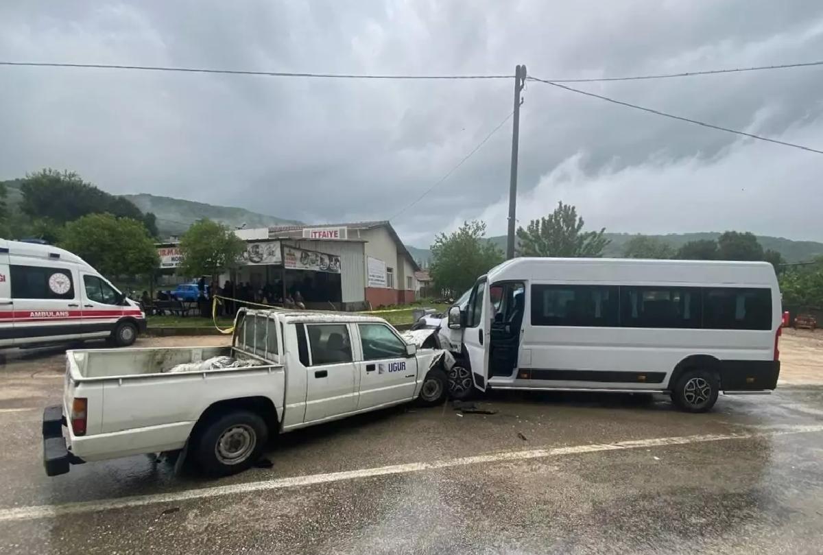 Karacabey’de Minibüs-Kamyonet Çarpıştı: 1 Ölü, 2 Yaralı