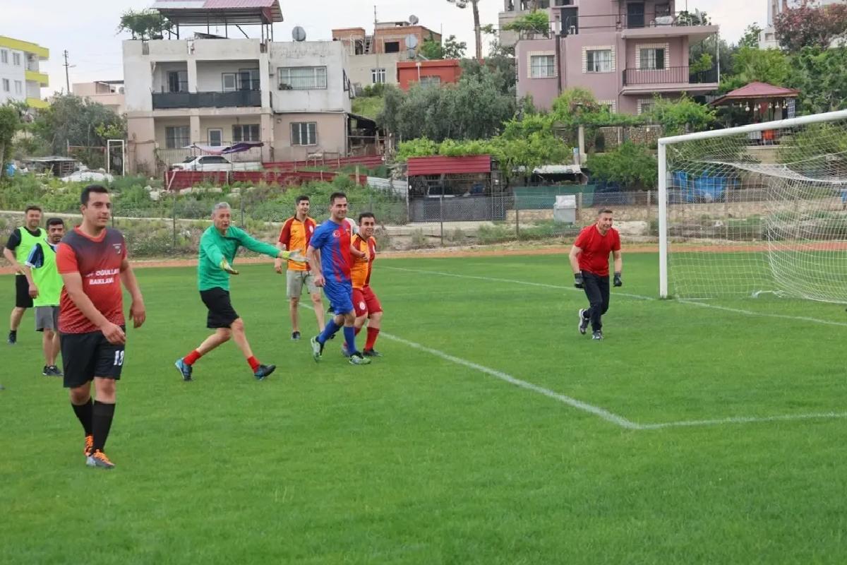Karaisalı’da Protokol Üyeleri Futbol Maçı Yaptı