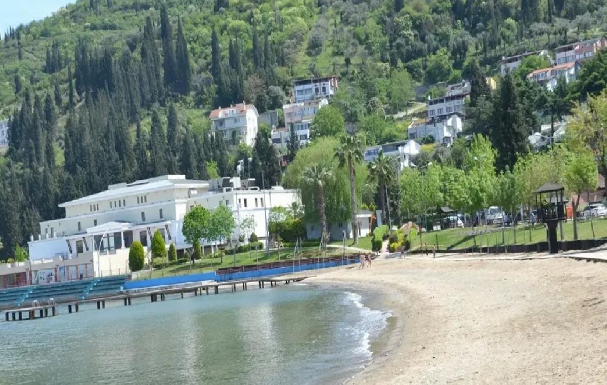 Karamürsel’de gençler deniz keyfi yaptı